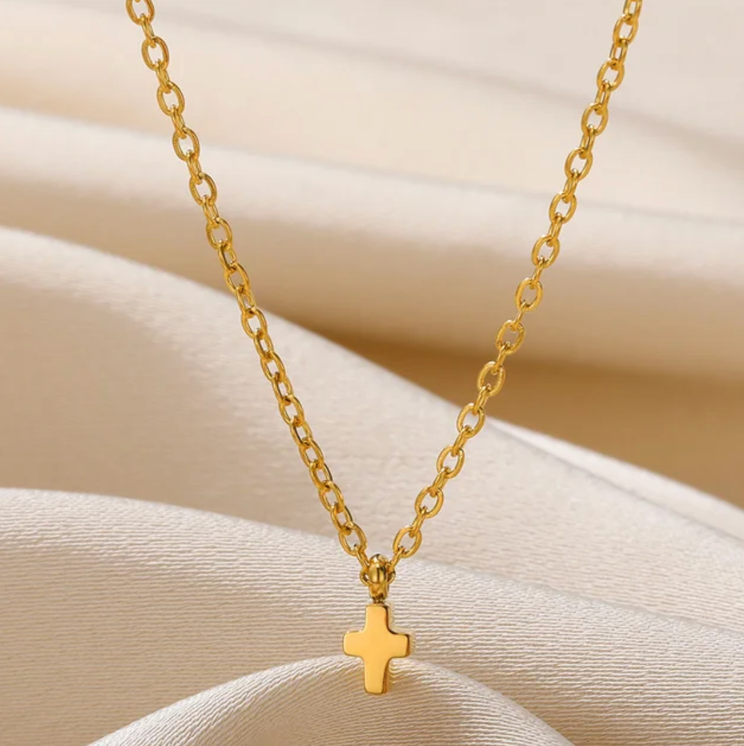Collier en Plaqué Or 18 carats avec une très petite croix solide